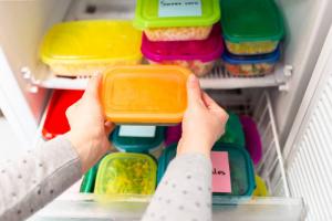 Congélateur et nourriture supplémentaire: comment cuire un réfrigérateur pour les vacances