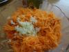 Délicieux et une salade saine de l'ail et la carotte