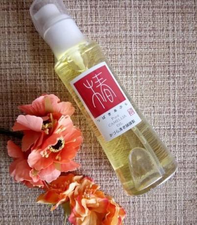 L'huile de camélia des fabricants de cosmétiques japonais - un des plus propres et le meilleur dans le monde. Cela servira non seulement comme un beau cadeau et utile à maman, ami ou un collègue de travail, mais si elle est dans les salons SPA utilisés dans les traitements de massage - cela indique un service de cabine ;-)