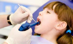 Fluoration des dents des enfants: pour ou contre?