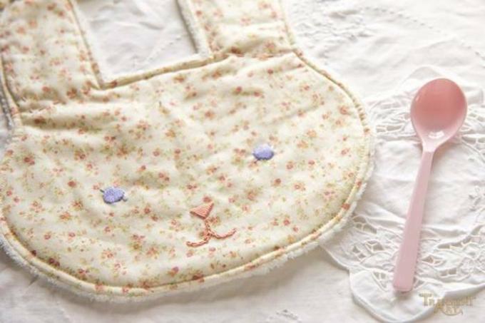 Comment coudre un bavoir pour bébé à partir de déchets de tissu: instructions étape par étape