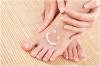 Le traitement des ongles sur les pieds à la maison