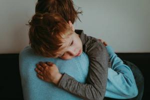 10 signes que l'enfant a besoin de montrer un psychologue: un rappel aux parents