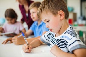 Comment réparer une mauvaise écriture chez un enfant: conseils aux parents