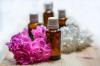 Troïka puissantes huiles essentielles, ce qui permettra d'économiser du vieillissement de notre peau