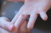 L'enfant doigt porte pincé: ce qu'il faut faire et comment aider votre enfant