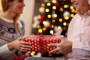 5 idées de cadeaux du Nouvel An pour les grands-parents