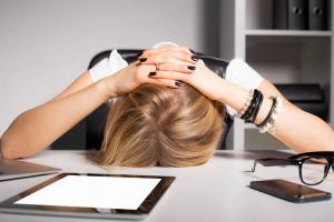 Comment soulager rapidement le stress au bureau: 5 façons utiles