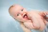 Comment se baigner un nouveau-né: chaque mère doit savoir