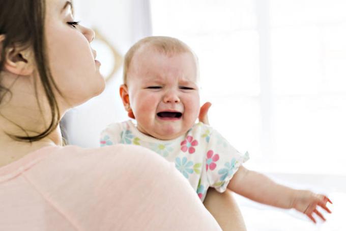 Pourquoi bébé pleure pendant des heures tous les soirs?