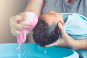 Comment baigner un nouveau-né: pouvez-vous connaître une maman de peau