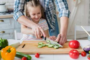 Petit assistant: comment apprendre à un enfant à se tortiller négligemment avec un couteau de cuisine