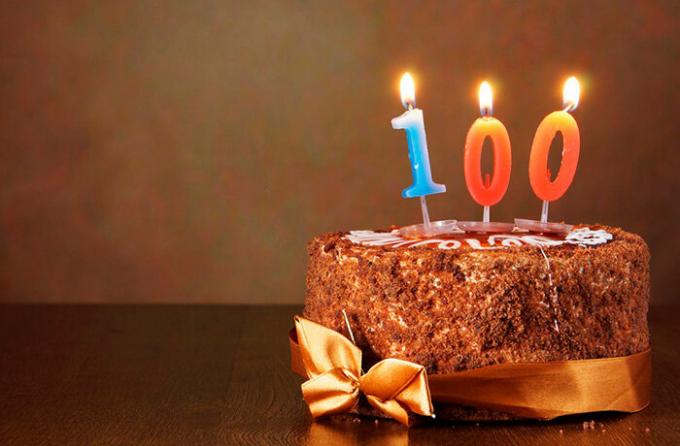 Dans le monde d'aujourd'hui célébrer le 100 e anniversaire est tout à fait réel (source photo: shutterstock.com)