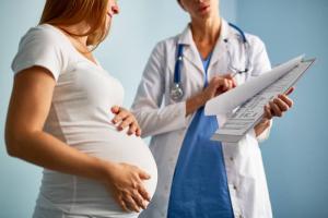 La protéine dans l'urine pendant la grossesse: les causes, le traitement et la prévention