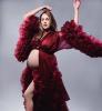 Meryem Uzerli a joué dans une luxueuse séance photo à 9 mois de grossesse