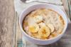 Que cuisiner pour le petit-déjeuner d'un enfant: bouillie de maïs avec garniture à la banane (recette)