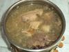 Cuisine un délicieux premier cours: une soupe de vacances avec fanes de betteraves