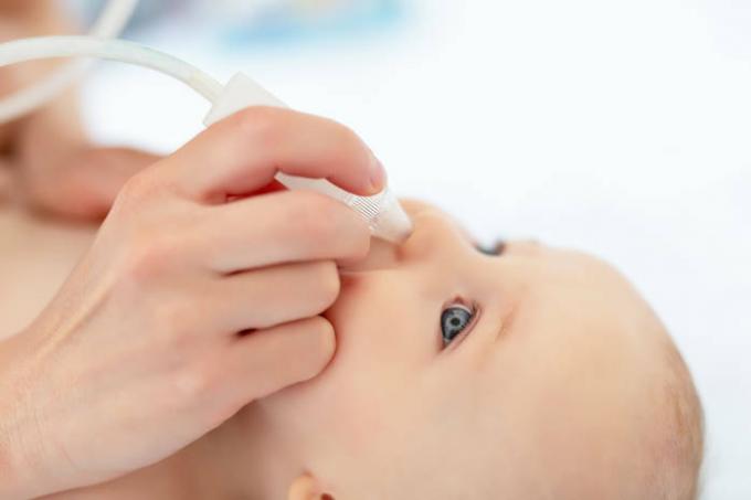 Est-il possible de faire couler du lait maternel dans le nez du bébé: le Dr Komarovsky répond