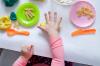 4 façons d'emmener un enfant à la cuisine pendant que maman est prête: des jeux pour les petits
