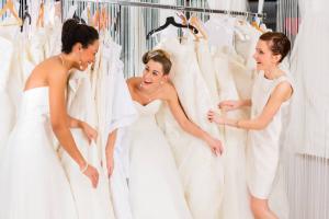 Printemps et l'été 2019 robes de mariée à la mode: les nuances principales