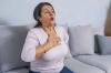 Crise cardiaque chez la femme: 8 signes précoces