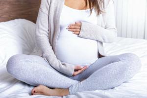 Une bande sur le ventre de la femme enceinte: pourquoi et quand elle apparaît, qu'est-ce que cela signifie
