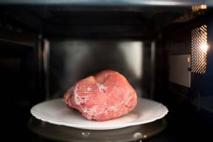 Pourquoi vous ne pouvez pas décongeler la viande au micro-ondes