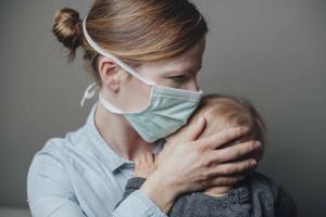 Comment survivre à une maladie avec un bébé dans les bras