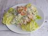 Salade savoureuse et rapide avec des concombres de crevettes et frais