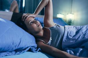 Comment dormir correctement si vous vous réveillez au milieu de la nuit