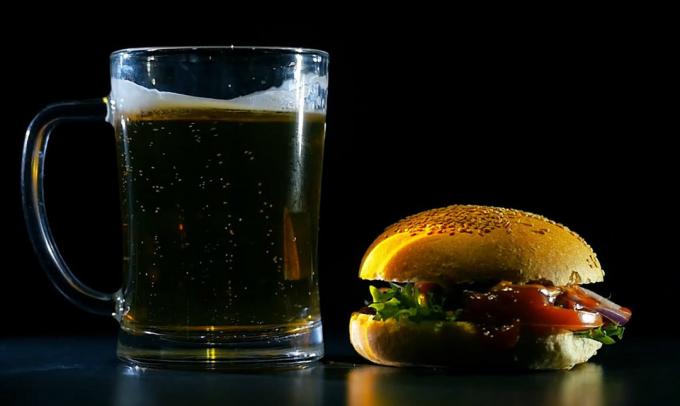 Hamburger et de la bière - Burger et une bière