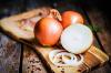 7 astuces de vie avec des oignons, qui sont utiles non seulement dans la cuisine