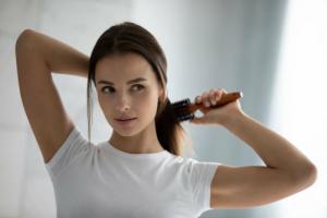 Comment stimuler la pousse des cheveux à la maison