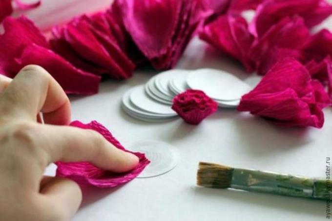 Comment faire des tulipes en papier ondulé à faire soi-même: instructions étape par étape