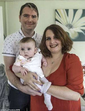 Une Britannique infertile a découvert sa grossesse et a accouché le même jour