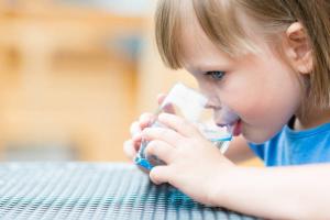 Comment tempérer la gorge de votre enfant: 5 moyens les plus efficaces