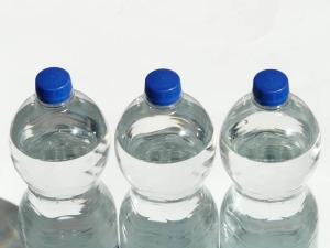 Boire, manger, minéral, thérapeutique: quel emballage et ce que l'eau est mieux