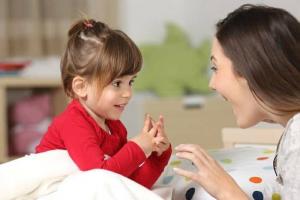 Comment apprendre à parler à votre bébé: 8 règles pour aider à développer la parole