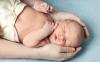 Couper le cordon ombilical: comment se sent le bébé ?